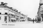 Vykort från Söderhamn. Köpmangatan från korsningen Skolhusgatan. Foto cirka 1905. Till vänster kvarter Furan.
