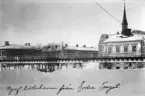 Vykort över Järnvägsviadukten vid Rådhustorget i Söderhamn, omkring år 1900.