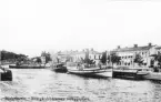 Vykort över Skärgårdsbåtarnas tilläggplats i Söderhamn. Foto 1900-talets början.