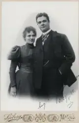 Porträtt av August o. Augusta Svensson d. 23/5 -98 (skådespe