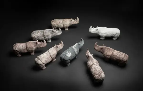 Figurer av flodhester som står å ser mot hverandre 