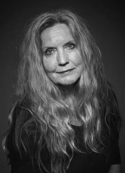 Portrett av Torun Katarina Linge - i svart-hvit med langt hår og sort genser