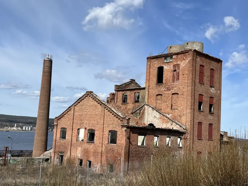 Kulturmiljö med tegelruin av Nyhamnsfabriken.