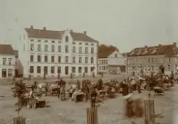 Hamar, Stortorget, Aasgården, i midten Ramsetgården og Jønsr