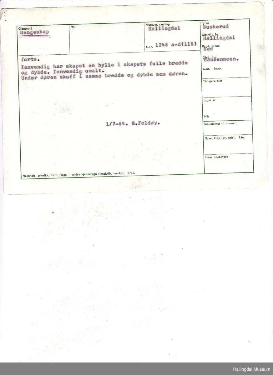 Hengeskap H. m/gavl og kantlist: 104,6- H.skap: 87,2- Br. 85,4- D. 36,1 - H.dør: 68,5- Br.dør: 48,2. Gran, snekret,malt. Delene holdt sammen v.hj.av tapping og trenagler. Gavlen buet oppover. Kronlisten, hulkil med vulst på hver side. I toppen på gavlen gj.gående utskjæring. 2 C-er med ryggen mot hverandre. Skapet rektangulært med avkuttede hjørner i fronten.