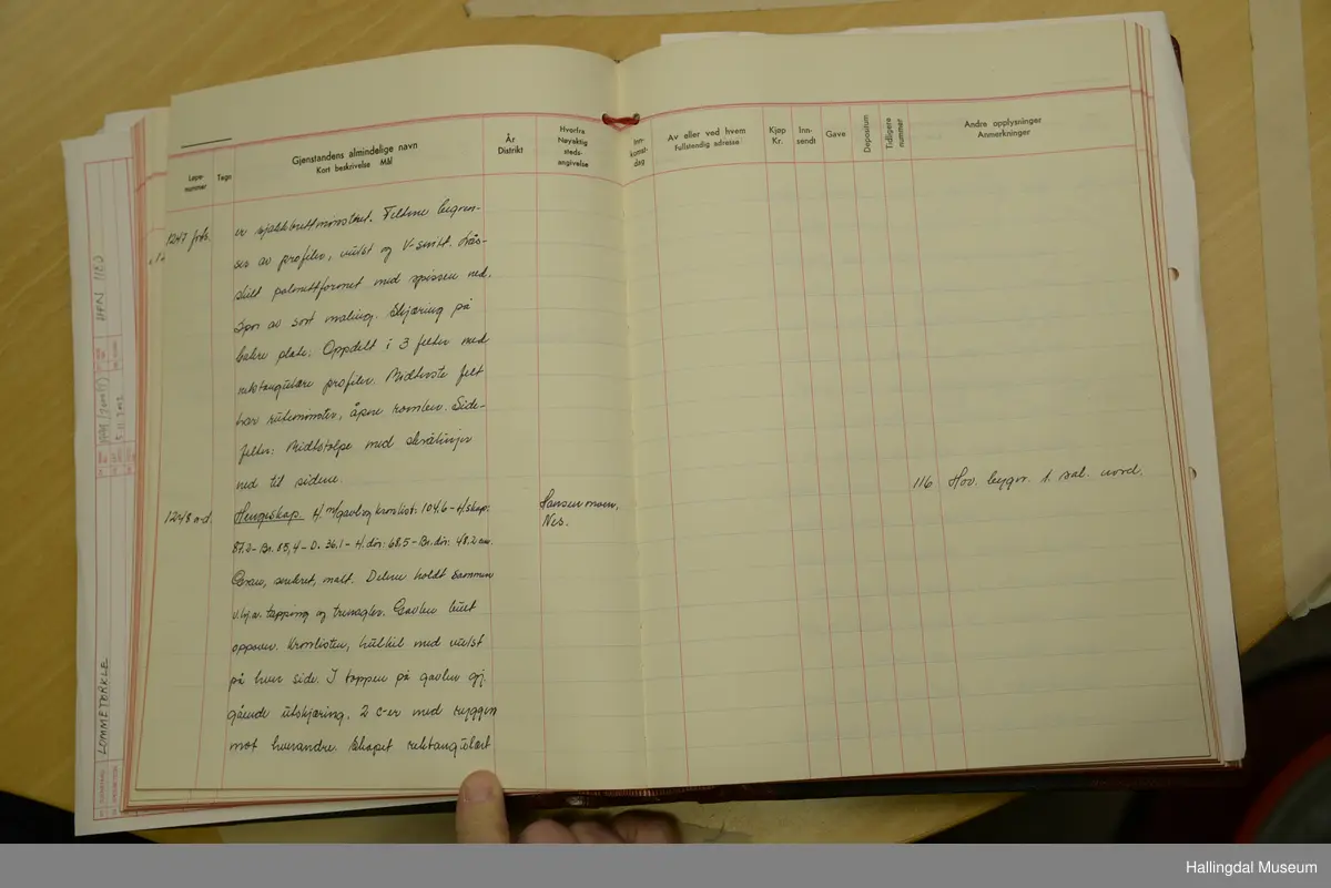 Hengeskap H. m/gavl og kantlist: 104,6- H.skap: 87,2- Br. 85,4- D. 36,1 - H.dør: 68,5- Br.dør: 48,2. Gran, snekret,malt. Delene holdt sammen v.hj.av tapping og trenagler. Gavlen buet oppover. Kronlisten, hulkil med vulst på hver side. I toppen på gavlen gj.gående utskjæring. 2 C-er med ryggen mot hverandre. Skapet rektangulært med avkuttede hjørner i fronten.