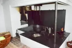 Eidsvollsbygninga, kjøkkenet i kjelleren, med  den store gru