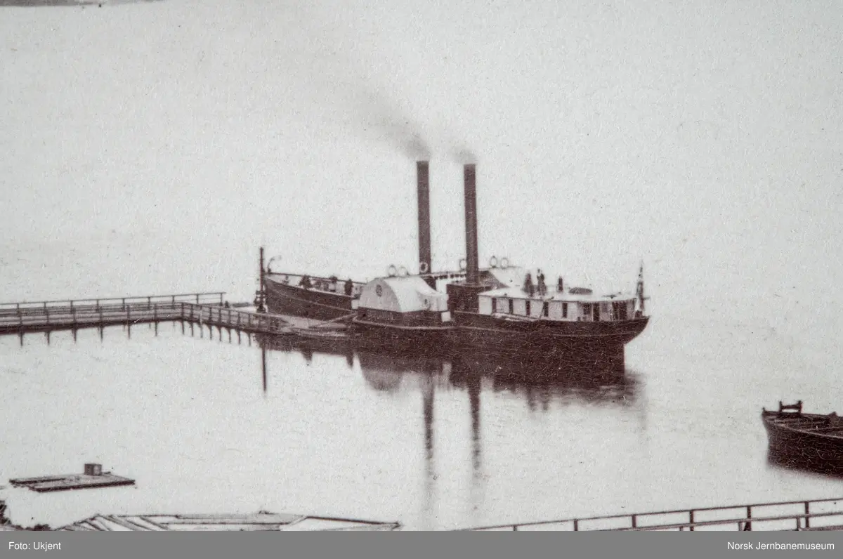 Oversiktsbilde med Eidsvoll stasjon, to dampbåter, beddingen med to klinkbygde lektere og brua over Vorma