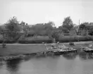 Samling vid klappbryggorna genom ett smula kornigt nedslag vid kanalbanken strax väster om Borenshults sluss i Motala. Foto 1934.