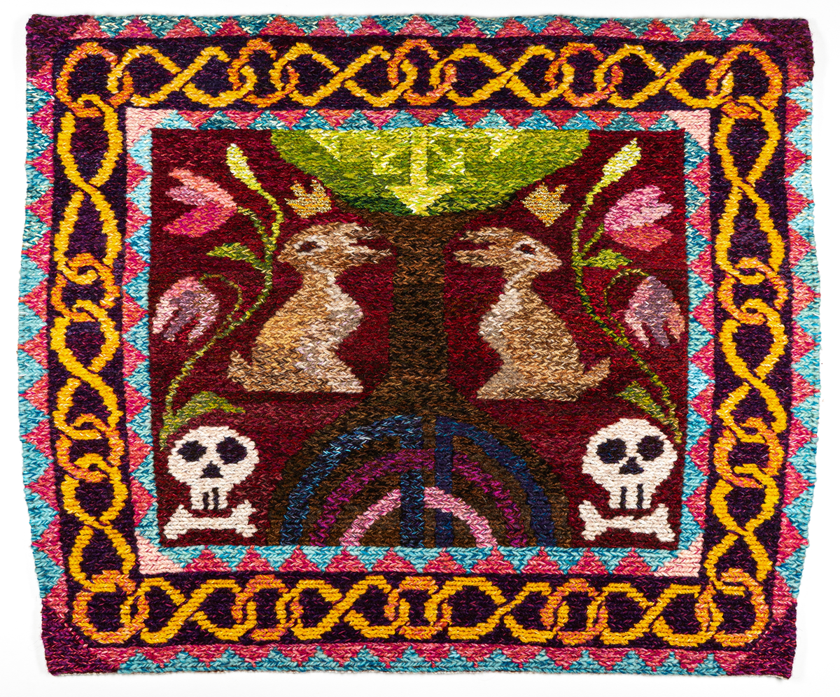 Bildväv med titeln Framåt, bakåt. Ullvarp, blandade inslag. Teknik: Soumak (snärjväv).
Väven går i vinrött, grönt och gult med inslag av blått och rosa. Motiv av två harar på var sida om ett träd. De vänder sig från varandra. Under dem två dödskallar som flankerar trädets rötter. En bård med kedjeform och sick-sackmönster löper runt bildmotivet.