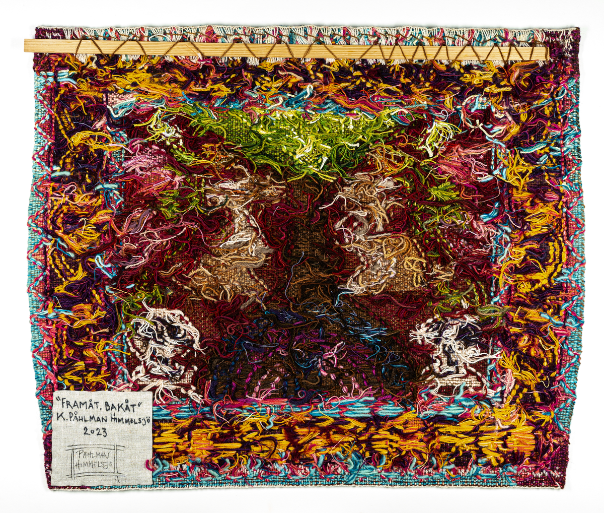 Bildväv med titeln Framåt, bakåt. Ullvarp, blandade inslag. Teknik: Soumak (snärjväv).
Väven går i vinrött, grönt och gult med inslag av blått och rosa. Motiv av två harar på var sida om ett träd. De vänder sig från varandra. Under dem två dödskallar som flankerar trädets rötter. En bård med kedjeform och sick-sackmönster löper runt bildmotivet.