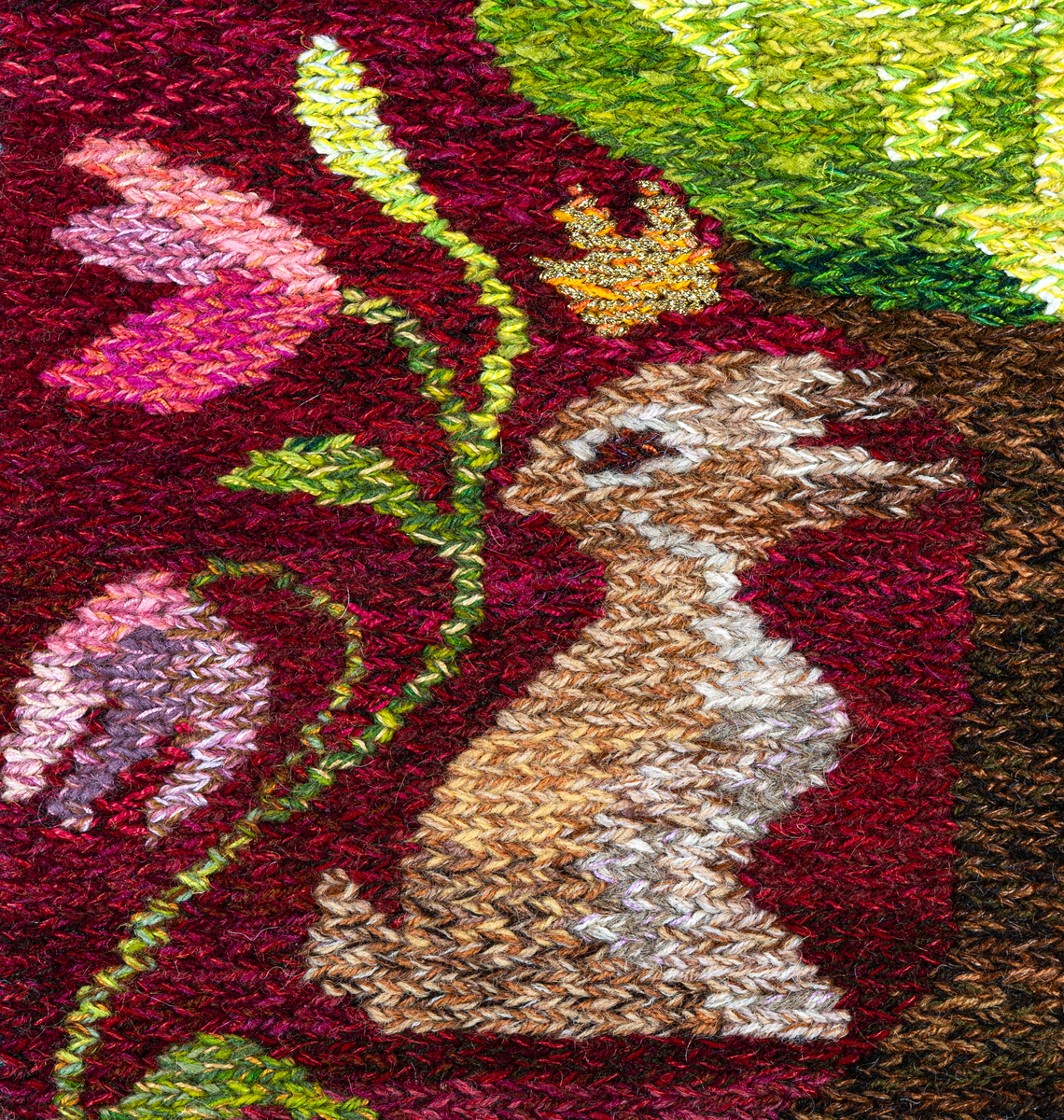 Bildväv med titeln Framåt, bakåt. Ullvarp, blandade inslag. Teknik: Soumak (snärjväv).
Väven går i vinrött, grönt och gult med inslag av blått och rosa. Motiv av två harar på var sida om ett träd. De vänder sig från varandra. Under dem två dödskallar som flankerar trädets rötter. En bård med kedjeform och sick-sackmönster löper runt bildmotivet.