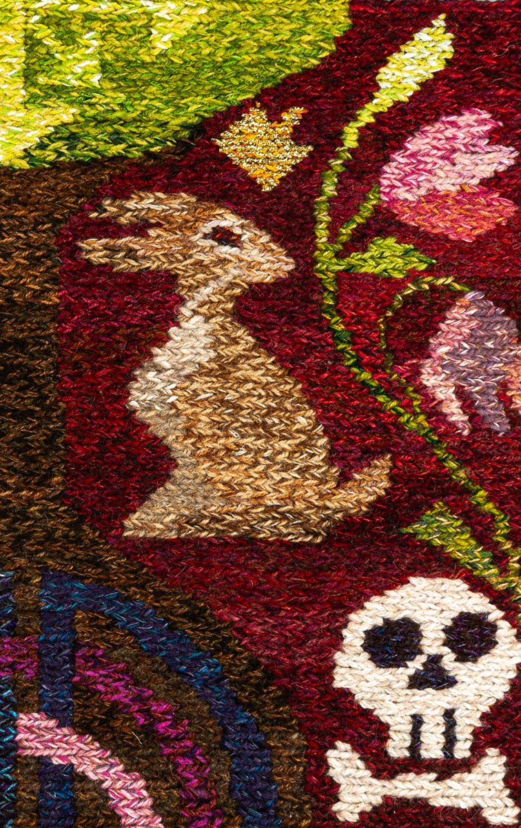 Bildväv med titeln Framåt, bakåt. Ullvarp, blandade inslag. Teknik: Soumak (snärjväv).
Väven går i vinrött, grönt och gult med inslag av blått och rosa. Motiv av två harar på var sida om ett träd. De vänder sig från varandra. Under dem två dödskallar som flankerar trädets rötter. En bård med kedjeform och sick-sackmönster löper runt bildmotivet.