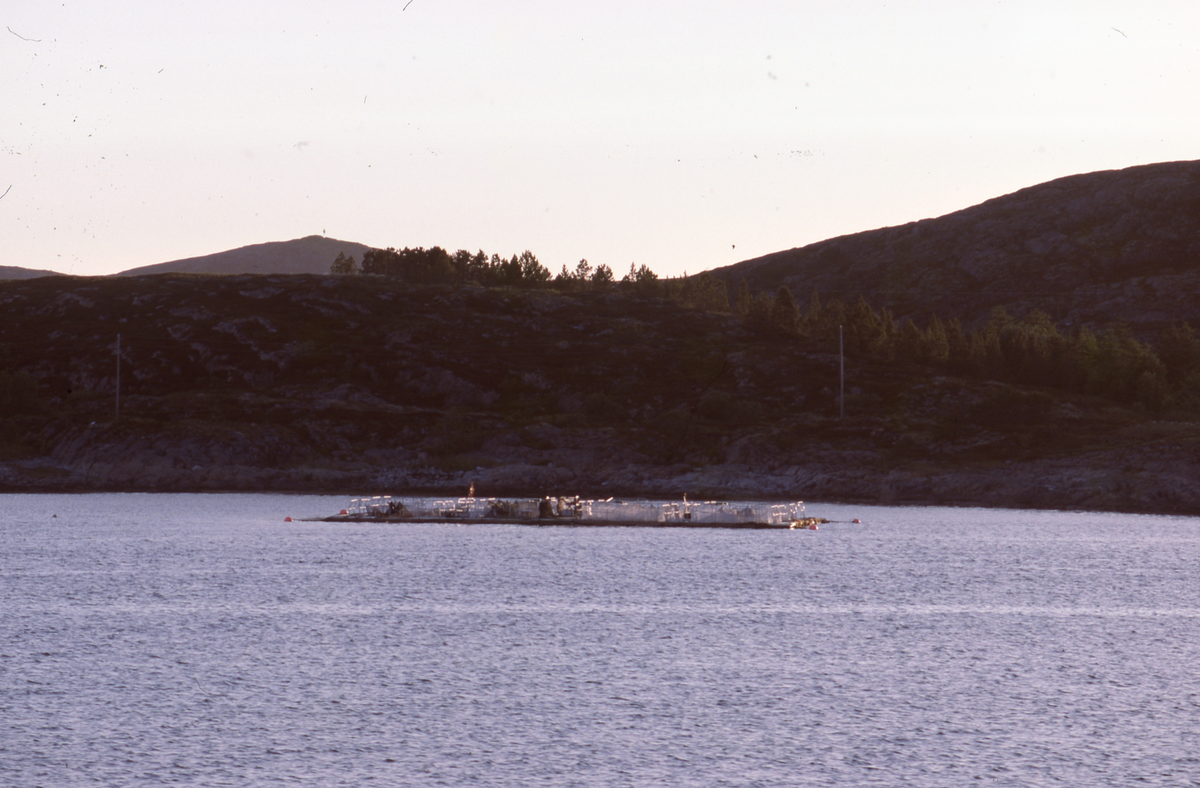 Utsikt mot oppdretsanlegg