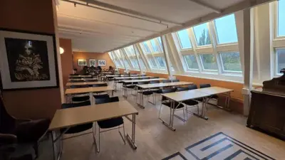 Et møterom med utsikt mot slottsparken. 