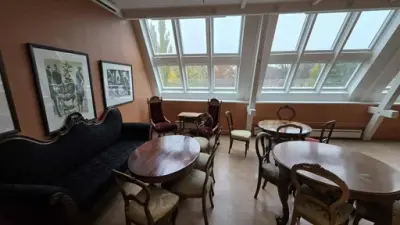 Sofagruppe bakerst i møterom på Ibsen Musuem & Teater. 