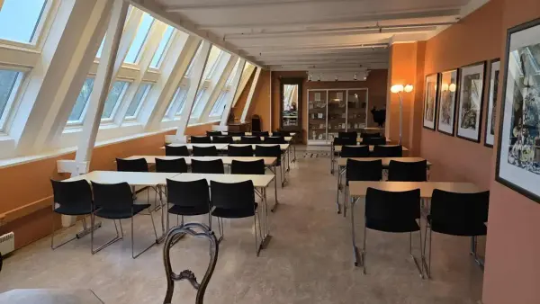 Et møterom med utsikt mot slottsparken. 