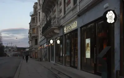 Fasade og skilt på Ibsen Museum & Teater. 