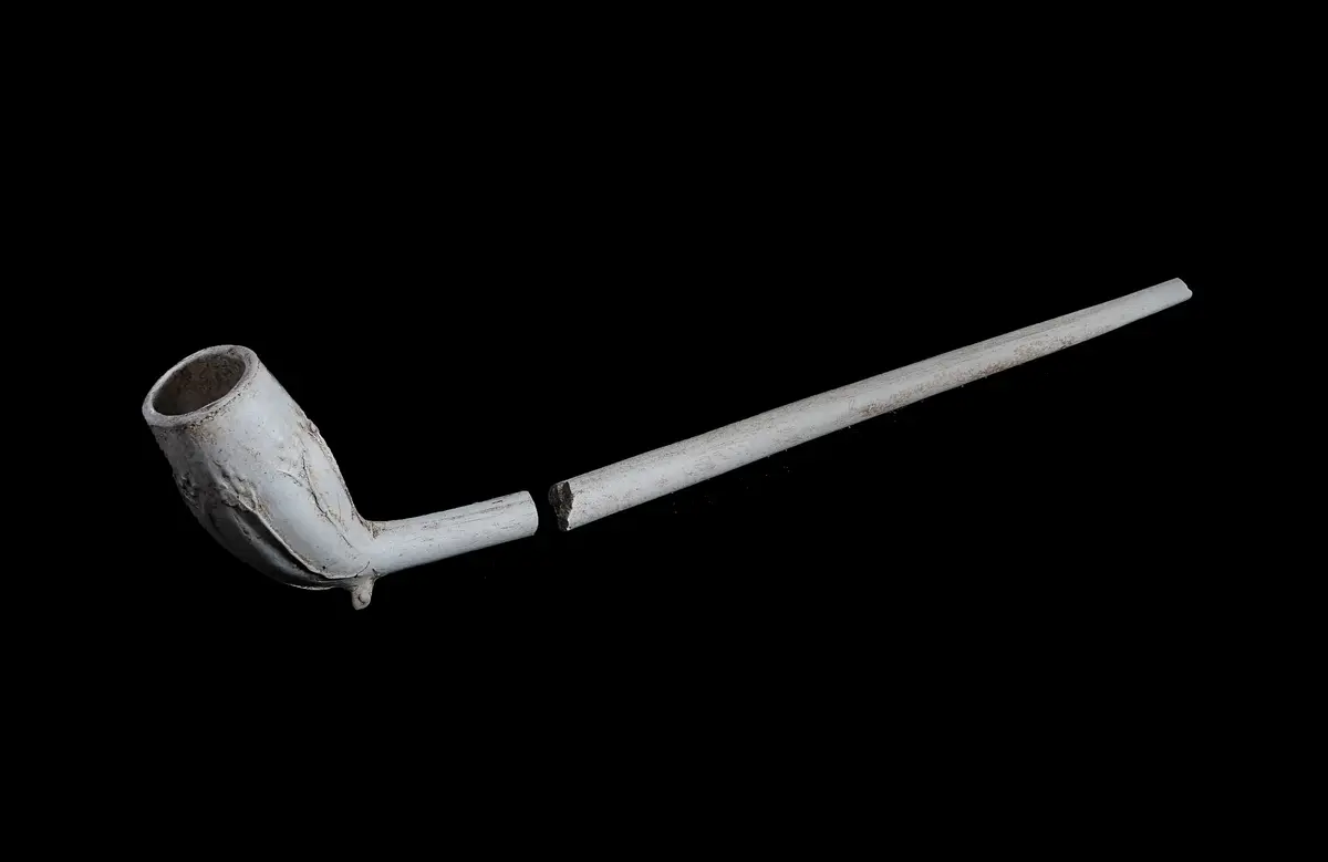 Kritpipa mot svart bakgrund