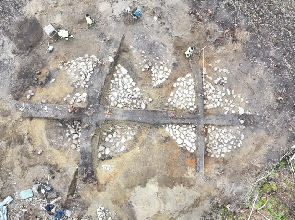 Tre gravar från luften. Består av kärnrösen av sten.