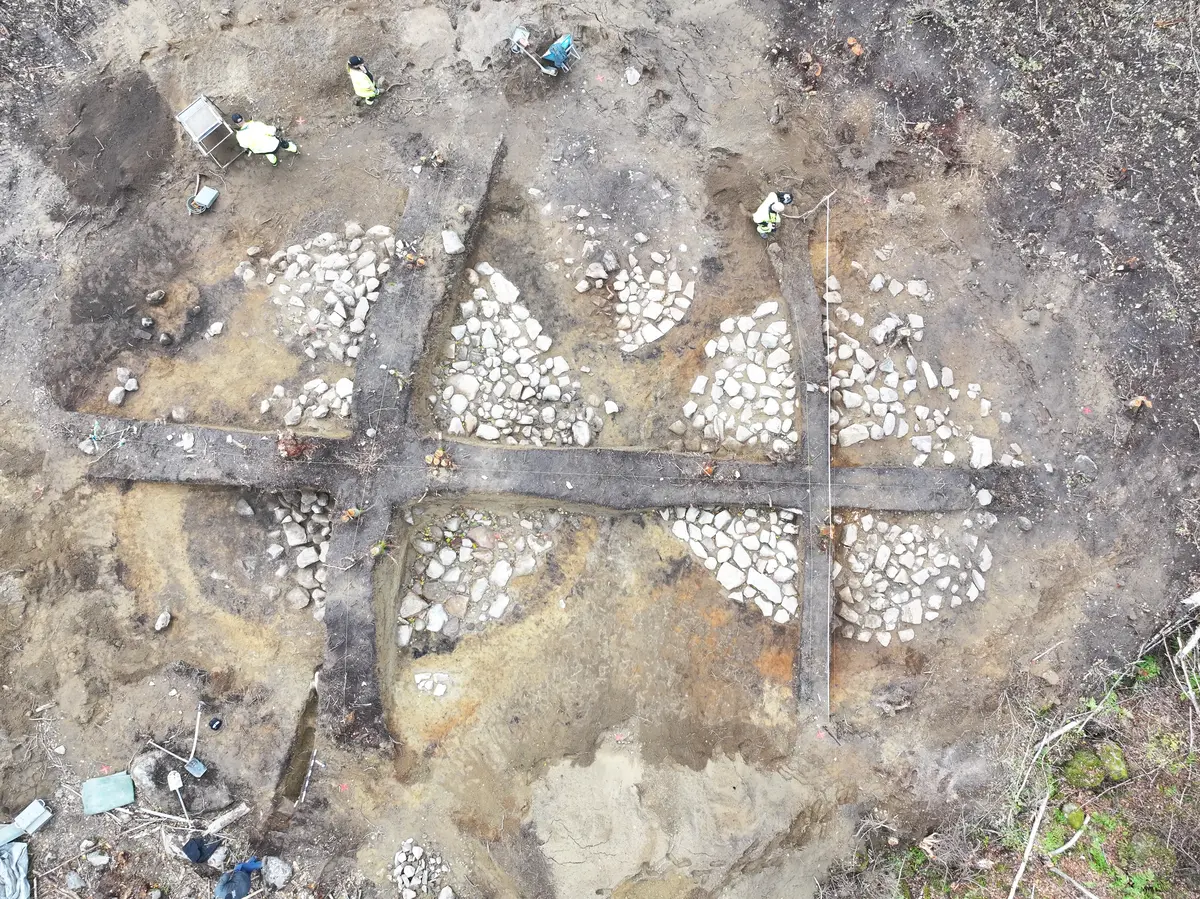 Tre gravar från luften. Består av kärnrösen av sten.