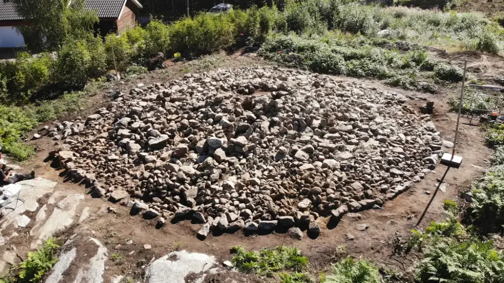 Gravhög med kärnröse av sten