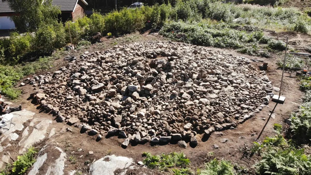 Gravhög med kärnröse av sten