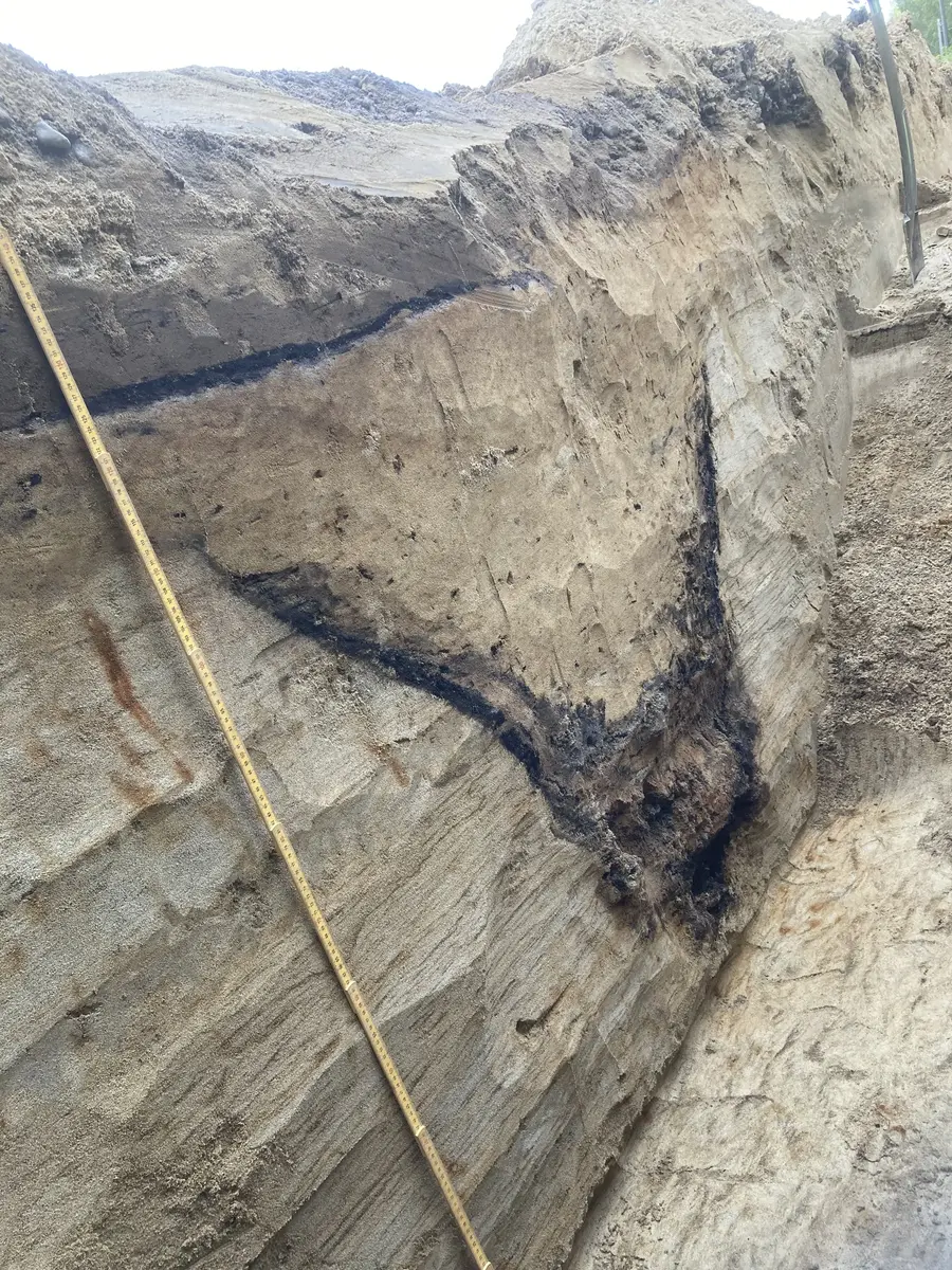 Tjärgrop grävd i profil