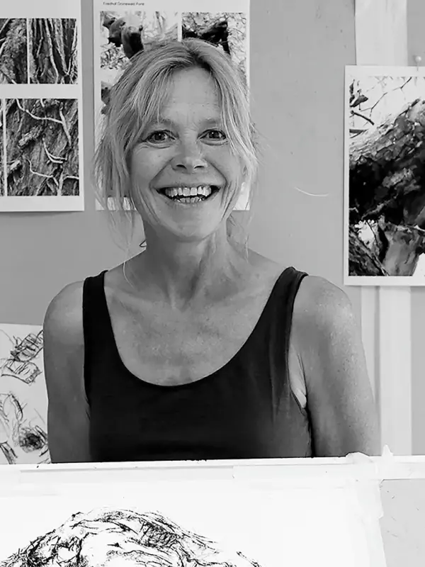 Portrett av Åslaug Krokann Berg - Svarthvit - hun er i et kunsterstudio 