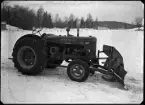 Fordon, traktor med plog. R. G. Axelsson, Fyrbacken, Kolbäck.
Ur Gustaf Åhmans samling.