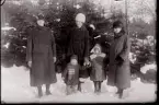 Nårunga. Från vänster:  Okänd, Lilly Benjaminsson med barnen Allan och Eva, Betty Benjaminsson