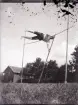 Nårunga. Olympiad 1912 - Gottfrid hoppar stav på åkern på andra sidan Grevakvarn.