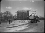 Tanklastbilar vid en silo. Vägförvaltningen, Kolbäck.
Ur Gustaf Åhmans samling.