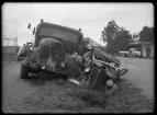 Bilkrock vid Nybro 12 september 1950. Landsfiskalen i Kolbäcks distrikt, Hallstahammar.
Ur Gustaf Åhmans samling.