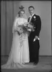Grupporträtt, brudpar. Olof Ramstedt, Sveavägen 16, Hallstahammar.
Ur Gustaf Åhmans samling.