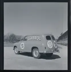 Skåpbil med dekaler, reklam för Läkerol. 
Bilder tagna hos T