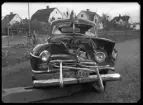 Krockad bil, Vänsta, Kolbäck. 3 november 1951. Landsfiskalen i Kolbäcks distrikt, Hallstahammar.
Ur Gustaf Åhmans samling.