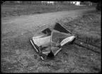 Delar av krockad bil, Vänsta, Kolbäck. 3 november 1951. Landsfiskalen i Kolbäcks distrikt, Hallstahammar.
Ur Gustaf Åhmans samling.