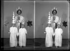 Grupporträtt, Lucia och två stjärngossar, Laila Sjöström, Kolbäck.
Ur Gustaf Åhmans samling.