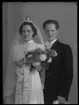 Brudpar. Tage Pettersson, Långgatan 4, Hallstahammar.
Ur Gustaf Åhmans samling.