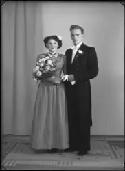 Grupporträtt, brudpar. Rolf Larsson, Kapellgatan 14 A, Halls