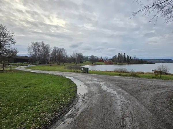 Grusveg som slynger seg mot venstre i retning Løtenbygningen.