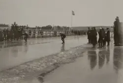 Hamar, Hamarbukta, skøytebane på mjøsisen, 2 skøyteløpere på