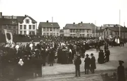 Hamar, Østre Torg, mye publikum ser på opptog med det store 