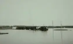 Hamar, mjøsflom 1927, damplokomotiv med jernbanevogner ved j