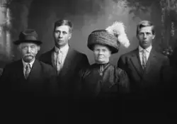 Portrett av en eldre mann og en eldre kvinne foran med to yn