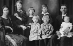 Et familieportrett med mor til venstre, far til høyre og sek