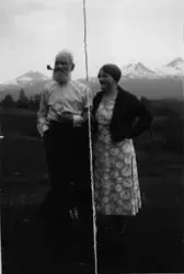 Margot Otelie Foshaug og Ole Maurits Stefanussen i 1932. Bil