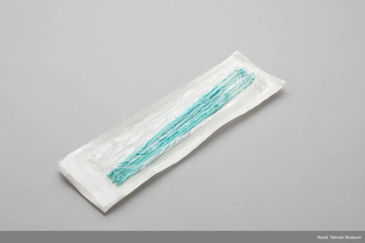 Lysblå. Like lang som en blyant. 7 igjen i posen (2 andre er utstilt i God bedring).