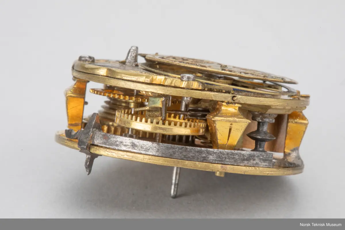 Grovt verk, simpel gravering. uten kjede. Uten skive.